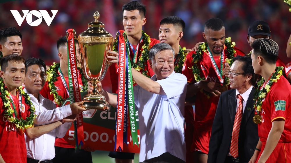 Màn nâng cúp vô địch V-League 2023 bùng nổ cảm xúc của CLB CAHN - Ảnh 4.