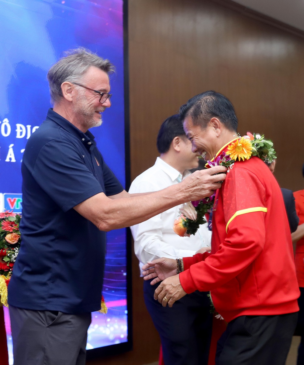 ĐT U23 Việt Nam ca khúc khải hoàn, rạng rỡ trong lễ mừng công vô địch U23 Đông Nam Á 2023 - Ảnh 6.