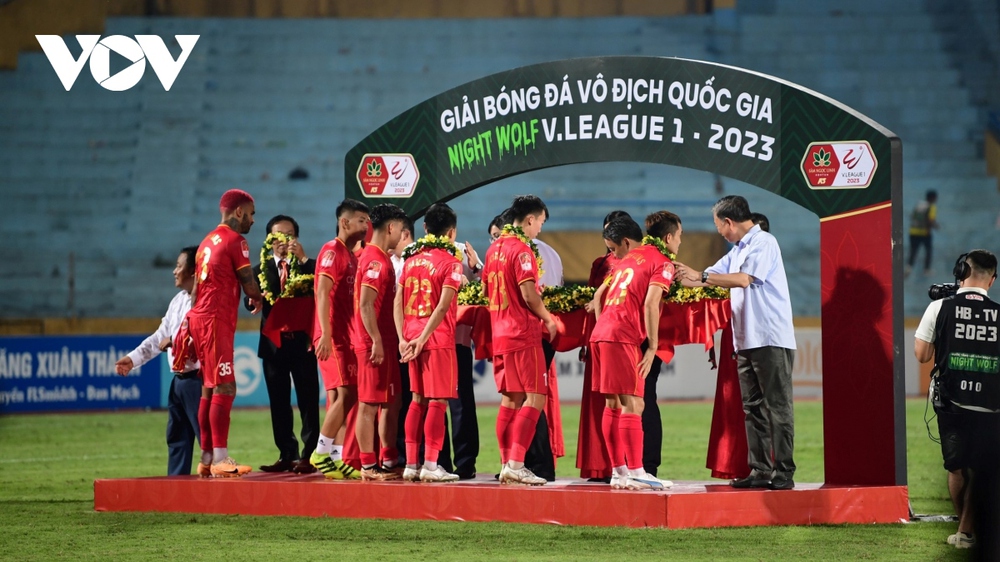 Màn nâng cúp vô địch V-League 2023 bùng nổ cảm xúc của CLB CAHN - Ảnh 3.