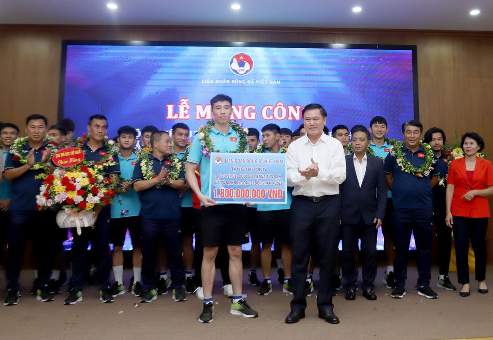 ĐT U23 Việt Nam ca khúc khải hoàn, rạng rỡ trong lễ mừng công vô địch U23 Đông Nam Á 2023 - Ảnh 4.