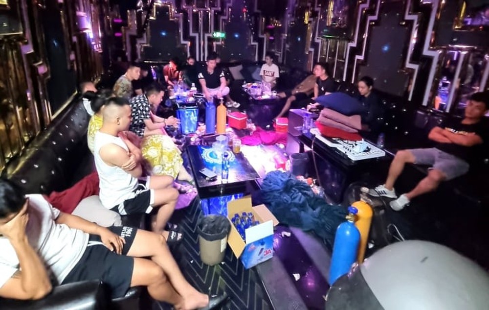 Bắt quả tang nhóm nam nữ mở ‘tiệc’ ma túy trong quán karaoke - Ảnh 1.