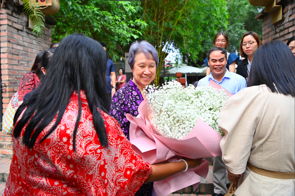 Phu nhân Thủ tướng Việt Nam và Phu nhân Thủ tướng Singapore trải nghiệm làm tranh từ vải vụn - Ảnh 1.