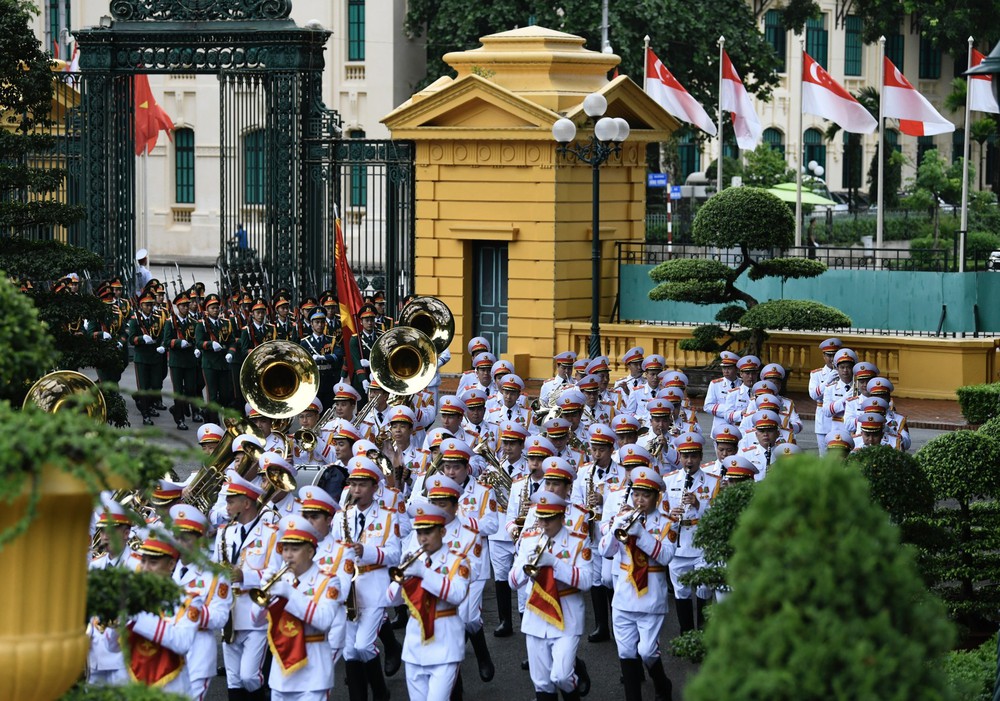 Thủ tướng Phạm Minh Chính chủ trì lễ đón Thủ tướng Singapore Lý Hiển Long - Ảnh 1.