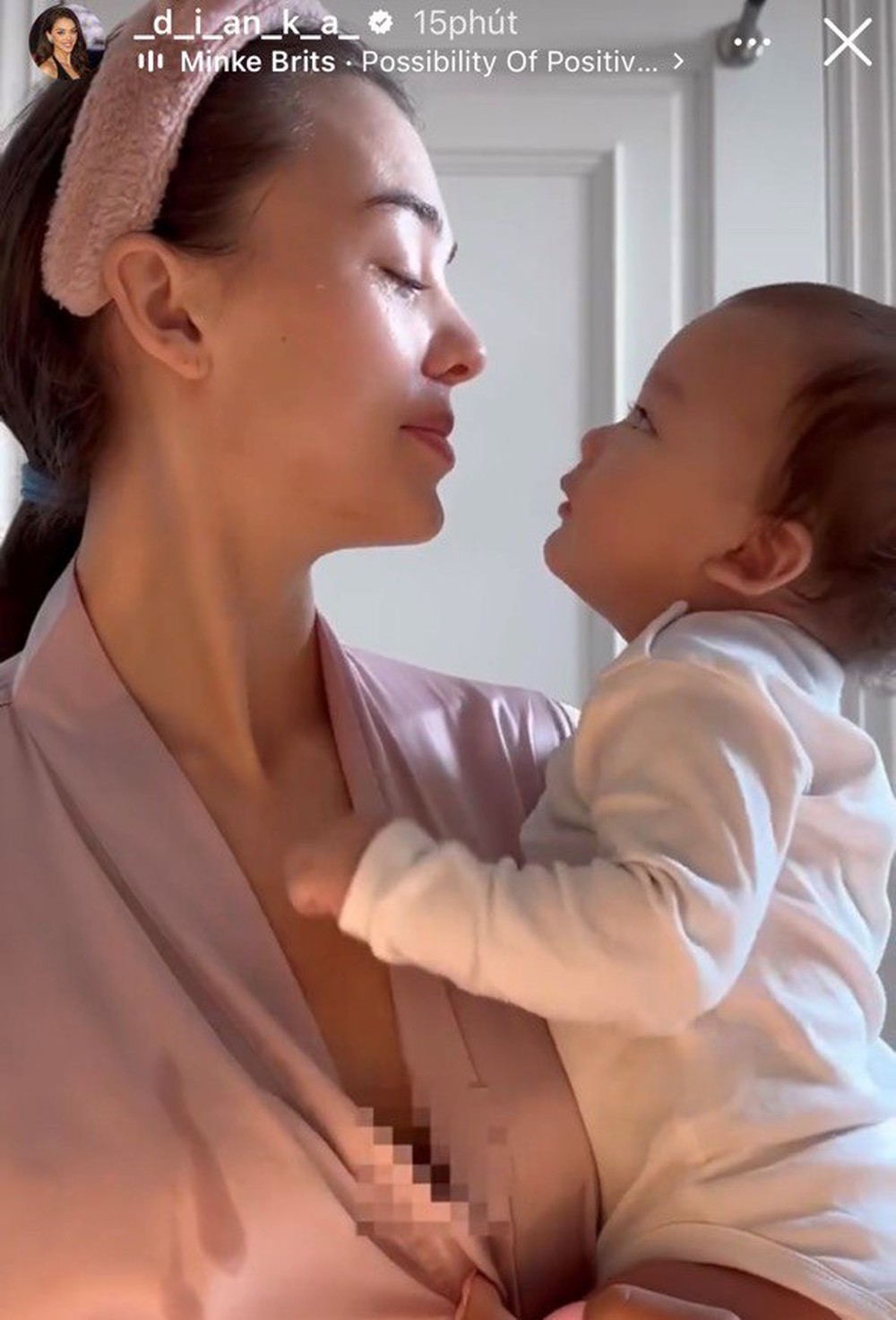 Vợ thủ môn Bùi Tiến Dũng để lộ mắt thâm quầng, ngủ gật khi trông con nhỏ