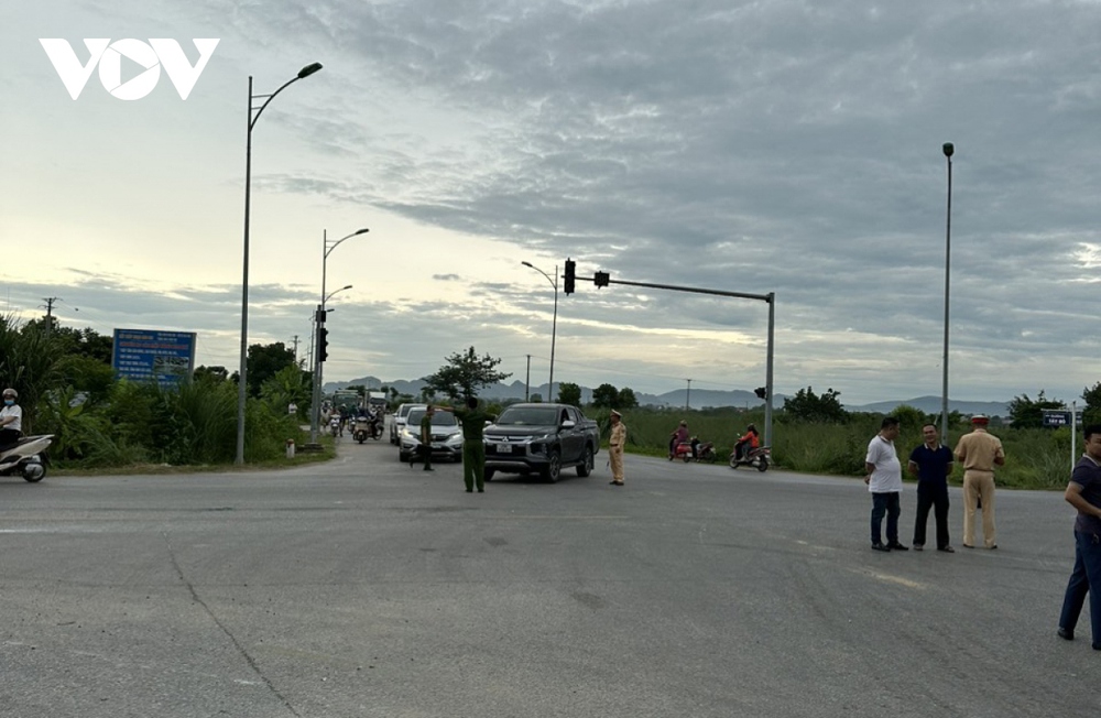 Tài xế xe khách tử vong sau va chạm với xe tải - Ảnh 2. Tài xế xe khách tử vong sau va chạm với xe tải - Ảnh 2.