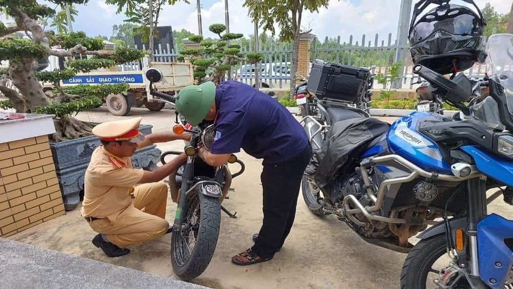 Clip: 30 mô tô phân khối lớn đi vào cao tốc, tông bị thương CSGT - Ảnh 3.