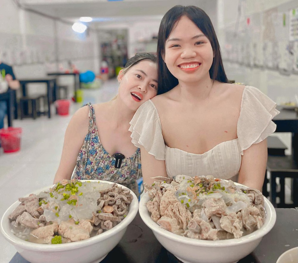 Quán ăn TP HCM tổ chức cuộc thi ăn 2 tô bún chả sứa khổng lồ nhận thưởng 30 triệu đồng - Ảnh 1.