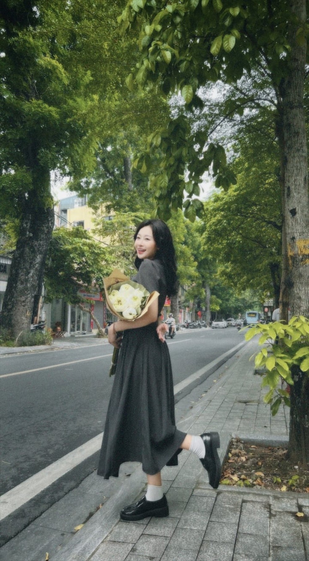 Cô gái gây sốt với bí quyết tạo dáng chụp ảnh thu Hà Nội đẹp như thơ - Ảnh 2.
