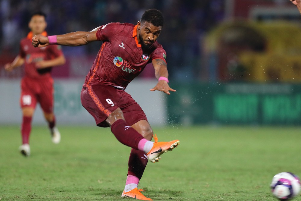 V.League sắp chứng kiến biến động lớn, đội bóng đình đám chia tay HLV trưởng và một loạt ngôi sao?