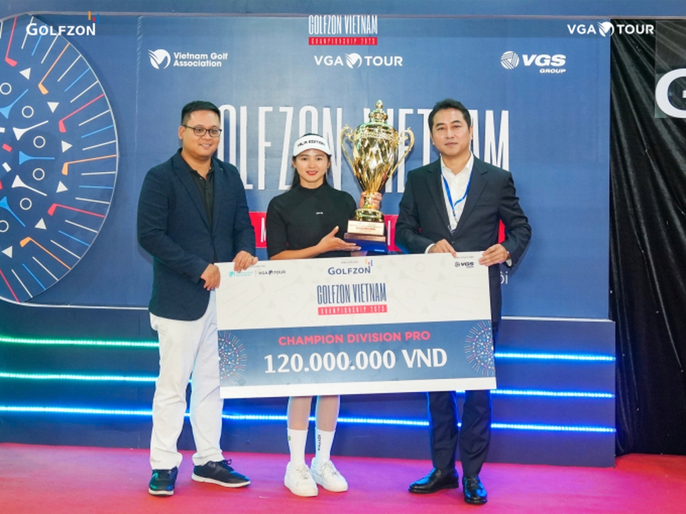 Nữ golfer xinh đẹp đăng quang, nhận giải thưởng kỷ lục Việt Nam - Ảnh 1.