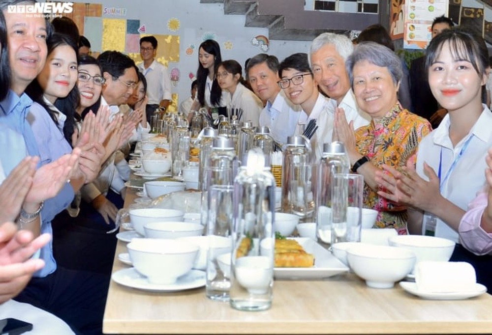 Thủ tướng Việt Nam-Singapore ăn trưa ở căng tin với sinh viên Đại học Quốc gia - Ảnh 9.