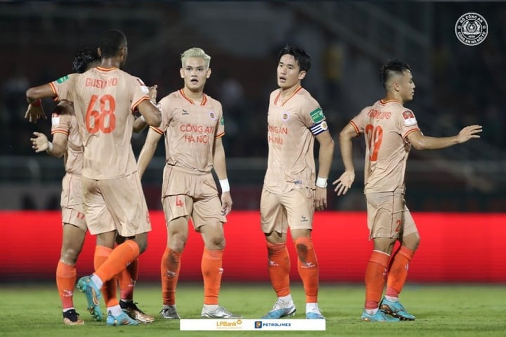 CLB Công an Hà Nội vô địch V-League, cựu tuyển thủ U23 Việt Nam lập kì tích - Ảnh 1.