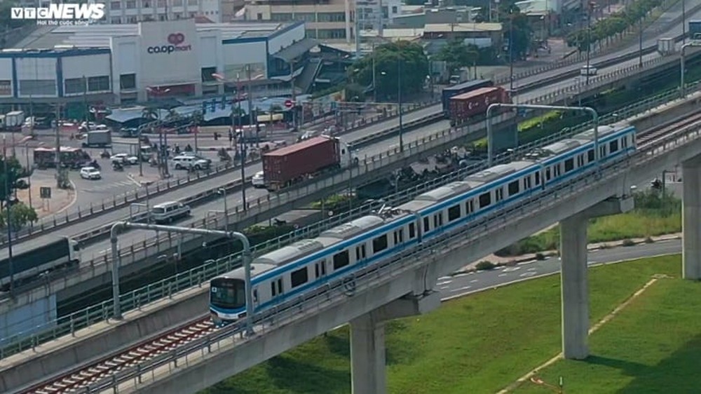 Tàu Metro số 1 ở TP.HCM lần đầu chạy thử toàn tuyến - Ảnh 1.