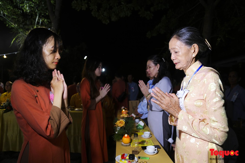 Phật tử xúc động, rơi nước mắt trong buổi lễ tri ân cha mẹ mùa Vu lan báo hiếu - Ảnh 14.