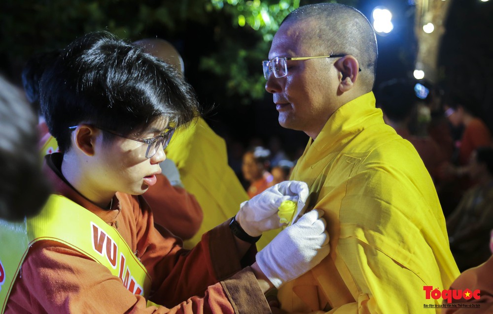 Phật tử xúc động, rơi nước mắt trong buổi lễ tri ân cha mẹ mùa Vu lan báo hiếu - Ảnh 12.