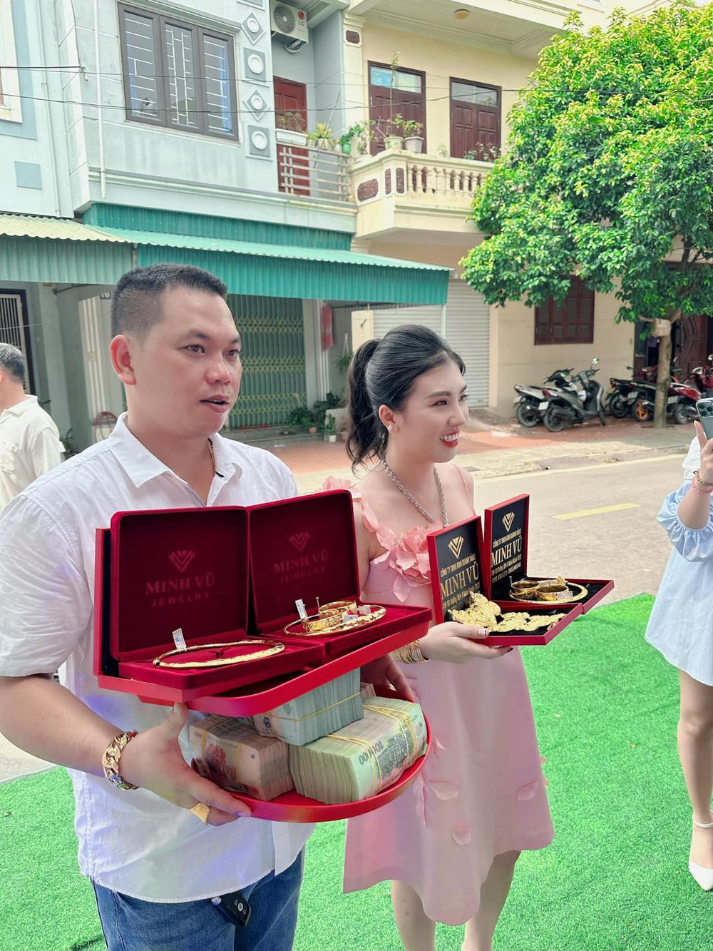 Cô dâu Quảng Ninh nhận hồi môn vàng cả ký, tiền bó từng cọc xếp cạnh sổ đỏ