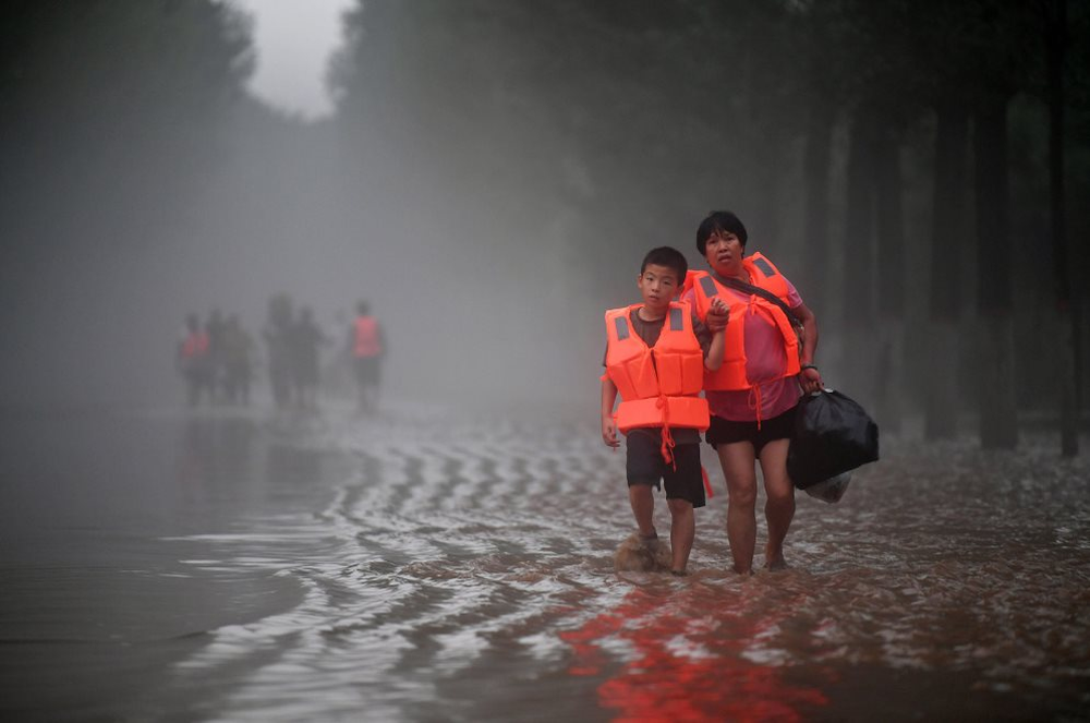 Cận cảnh người dân Trung Quốc vật lộn với mưa lũ kỷ lục 140 năm: Khó tưởng tượng - Ảnh 16.