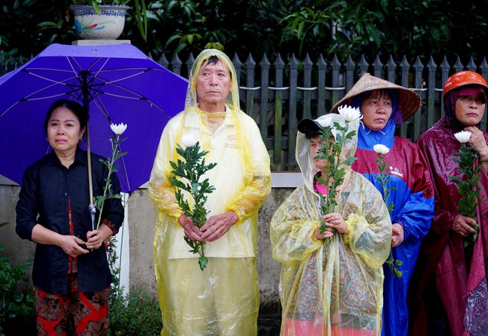 Hàng trăm người dân đội mưa cầm hoa cúc trắng đón liệt sĩ Lê Ánh Sáng - Ảnh 3.