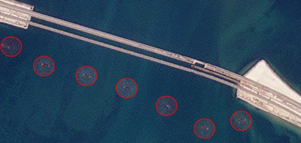 Nga nhấn chìm nhiều phà để bảo vệ cầu Crimea - Ảnh 1.