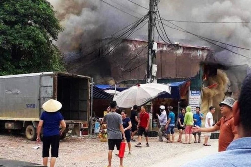 Cháy liên hoàn 3 nhà dân ở Hòa Bình, một cảnh sát bị ngạt khói - Ảnh 1.