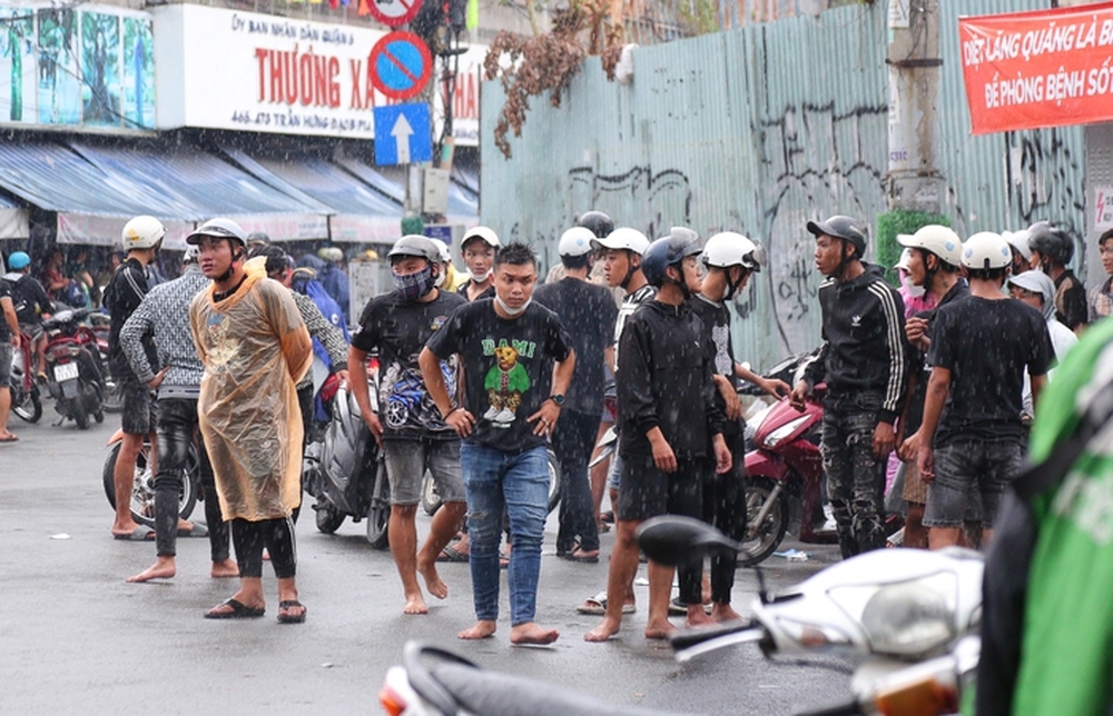 Hàng trăm thanh niên hào hứng “giật cô hồn” ngày Rằm tháng 7 ở TPHCM - Ảnh 15.