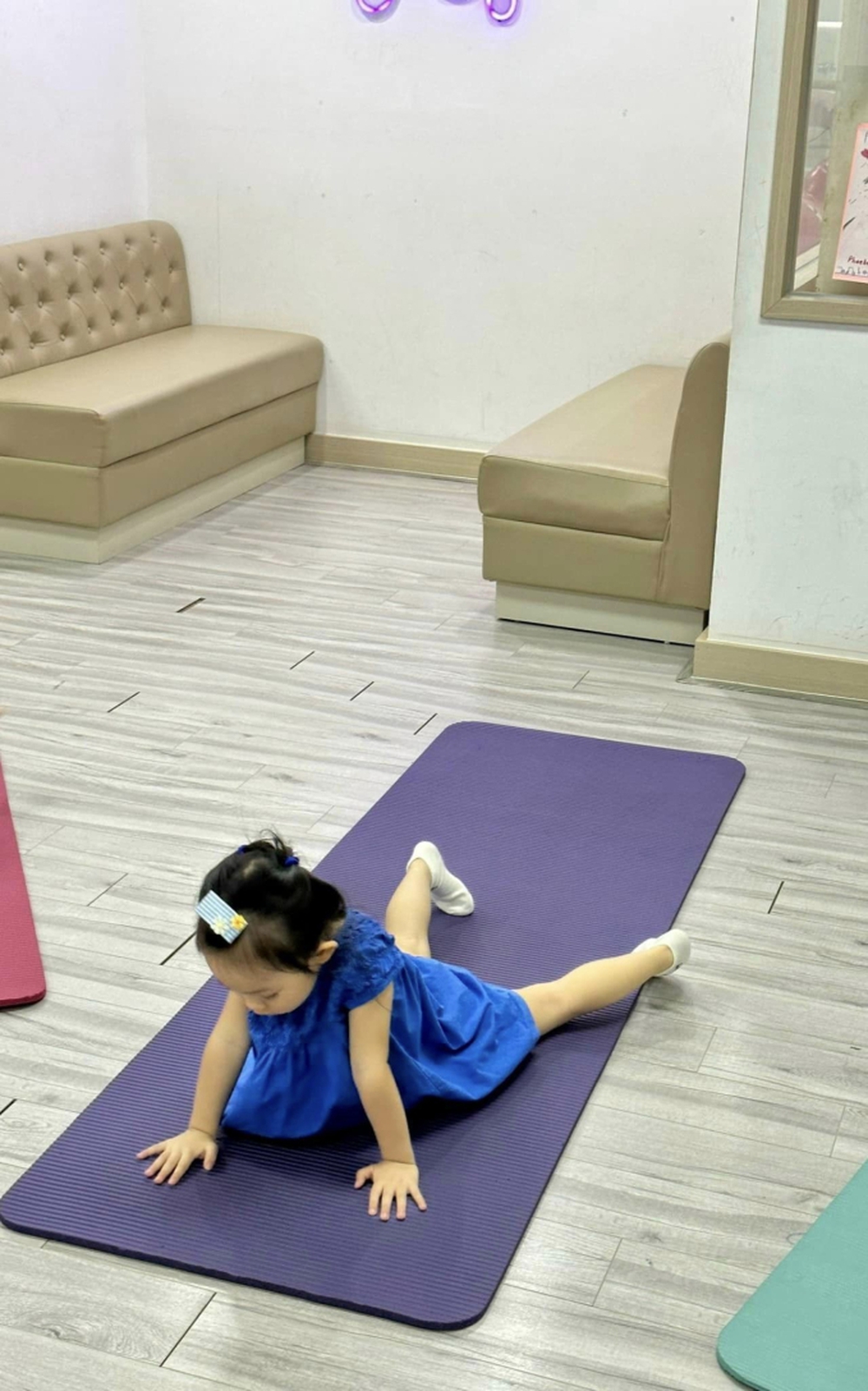 Khoảnh khắc siêu cưng của ái nữ nhà Cường Đô La tập tành yoga, nhìn biểu cảm nghiêm túc mà netizen bật cười - Ảnh 3.