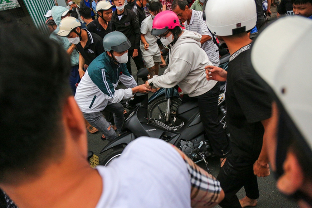 Hàng trăm thanh niên hào hứng “giật cô hồn” ngày Rằm tháng 7 ở TPHCM - Ảnh 12.