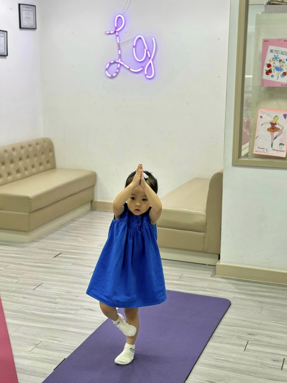 Khoảnh khắc siêu cưng của ái nữ nhà Cường Đô La tập tành yoga, nhìn biểu cảm nghiêm túc mà netizen bật cười - Ảnh 1.