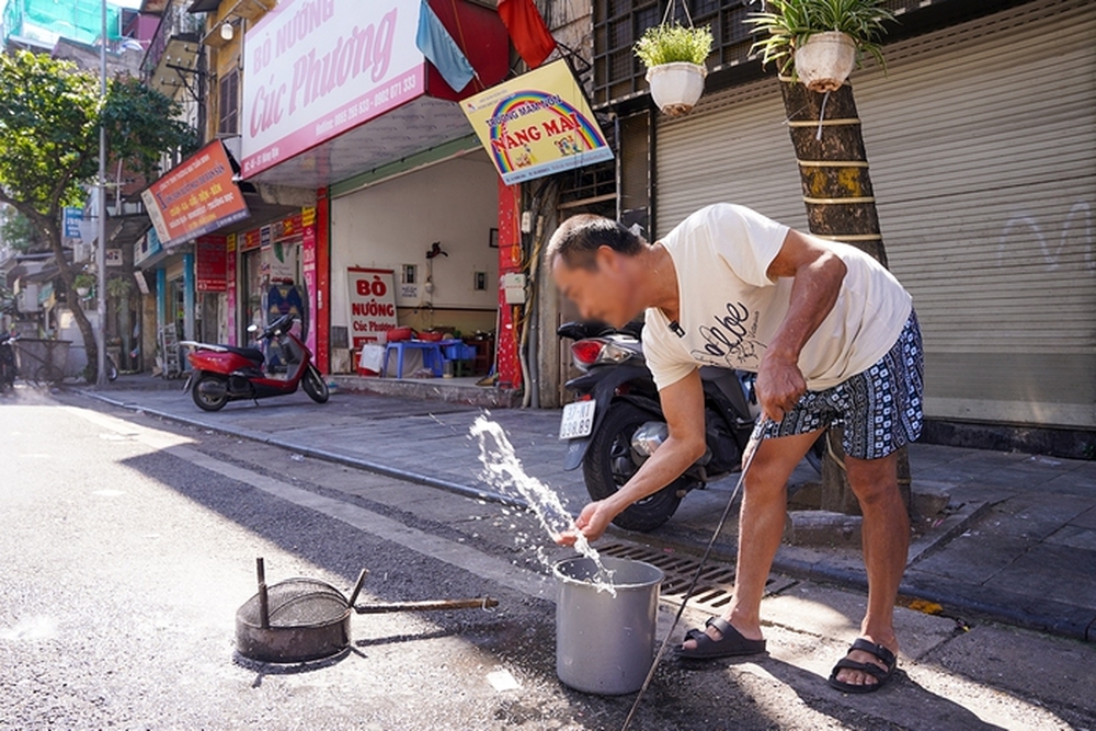 Người dân phố cổ đốt vàng mã sau cúng Rằm tháng Bảy ngay trên vỉa hè - Ảnh 4.