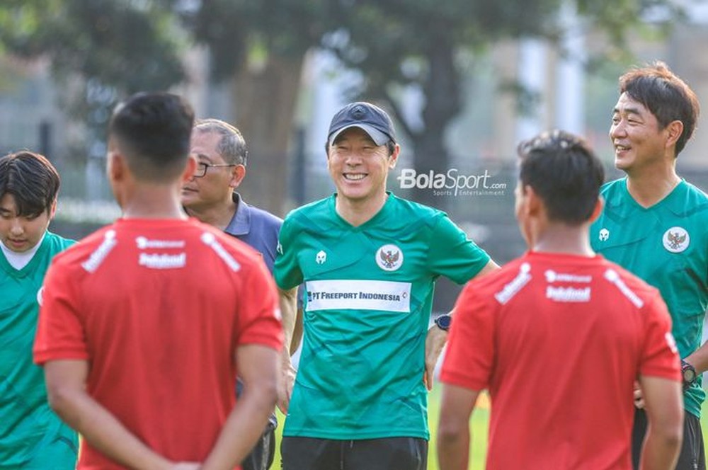 Bóng đá Indonesia có nước đi táo bạo, HLV Shin Tae-yong bỏ ĐTQG để lo cho… U23 - Ảnh 1.