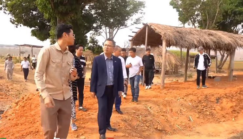 Team Quang Linh tại châu Phi đón Đại sứ Việt Nam đến thăm, ông nói một câu làm ai nấy rưng rưng - Ảnh 1.