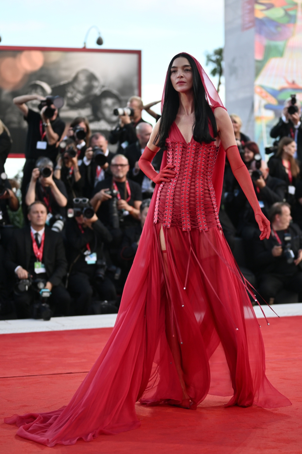 Thư Kỳ diện váy xẻ sâu, khoe dáng như thiếu nữ ở tuổi 49, đọ sắc cùng mỹ nhân Toni Garrn trên thảm đỏ LHP Venice 2023 - Ảnh 10.