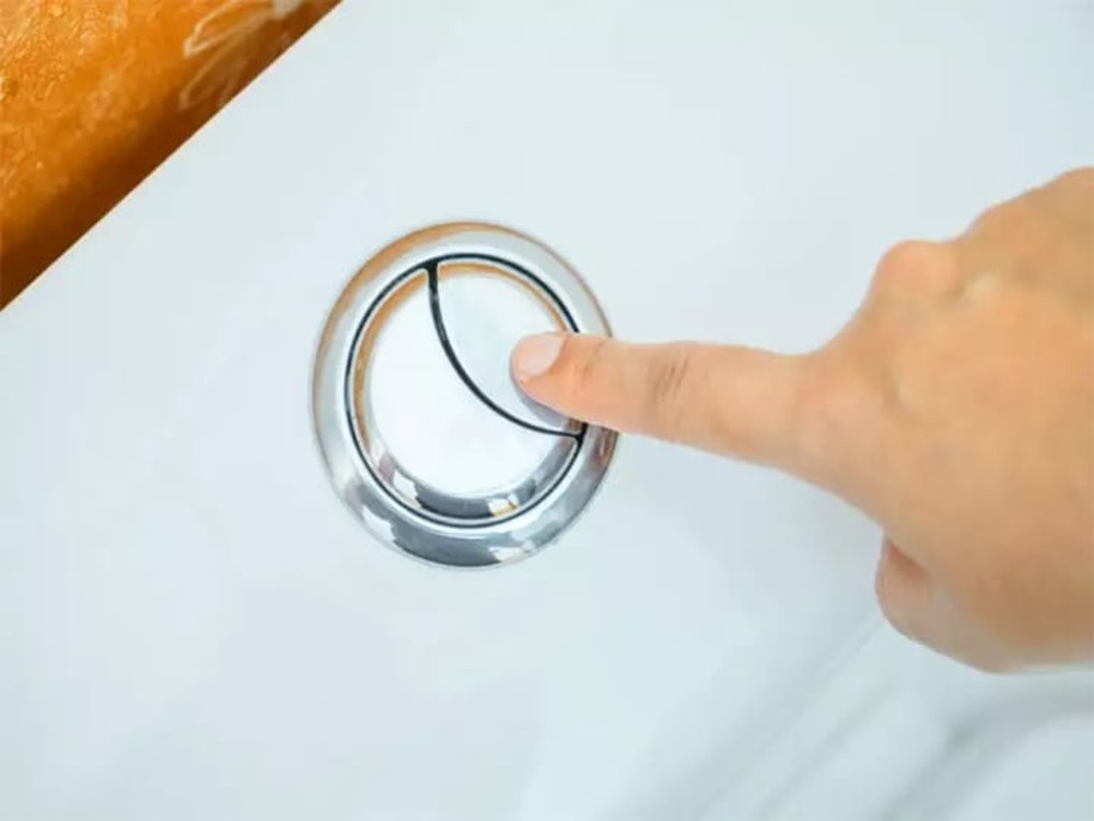 Tại sao tr&ecirc;n bồn cầu c&oacute; 2 n&uacute;t xả? - Ảnh 1.