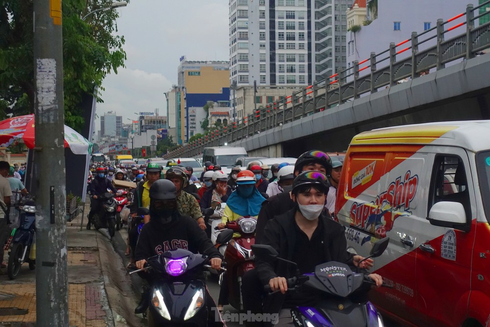 Mướt mồ hôi qua cửa ngõ sân bay Tân Sơn Nhất - Ảnh 5.