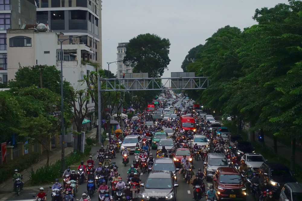 Mướt mồ hôi qua cửa ngõ sân bay Tân Sơn Nhất - Ảnh 1.