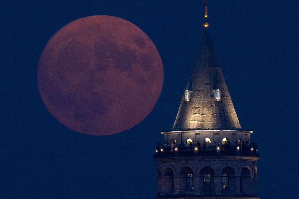 Chùm ảnh: Siêu trăng xanh lớn nhất năm 2023 rực sáng, gây ấn tượng trên bầu trời khắp thế giới - Ảnh 12.