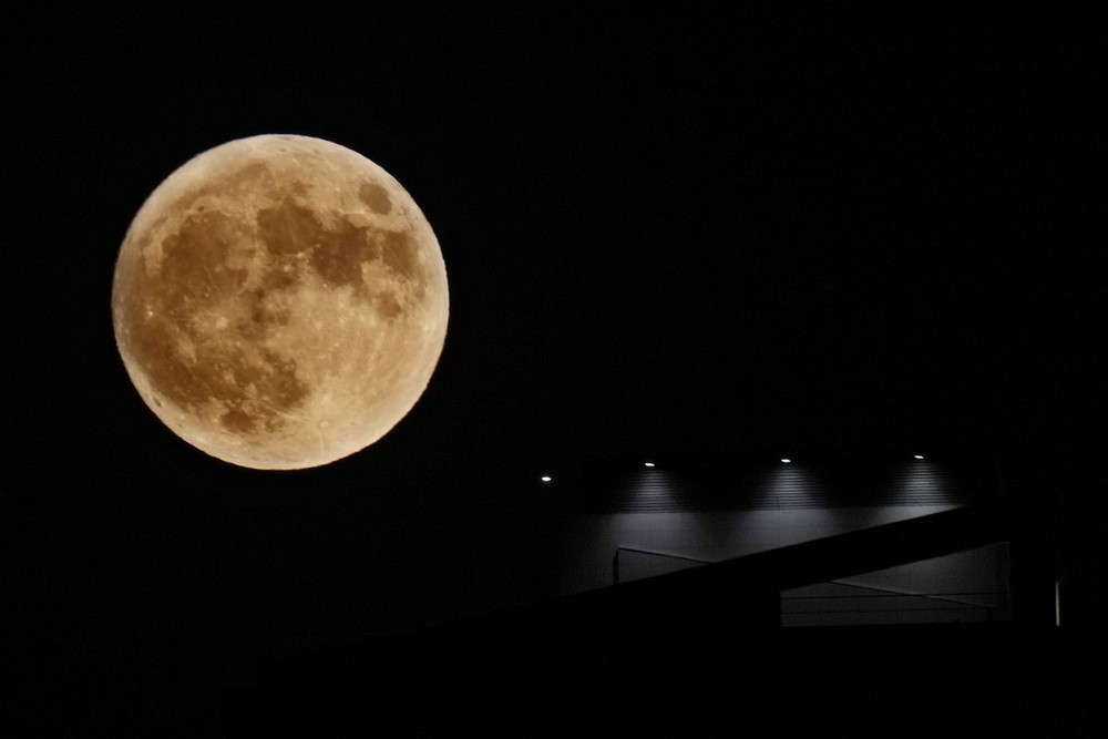 Chùm ảnh: Siêu trăng xanh lớn nhất năm 2023 rực sáng, gây ấn tượng trên bầu trời khắp thế giới - Ảnh 7.