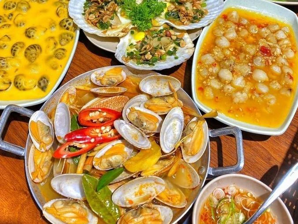 Khách ăn ốc vỉa hè hết 487k chuyển khoản gần 500 triệu, chủ quán hốt hoảng đi tìm
