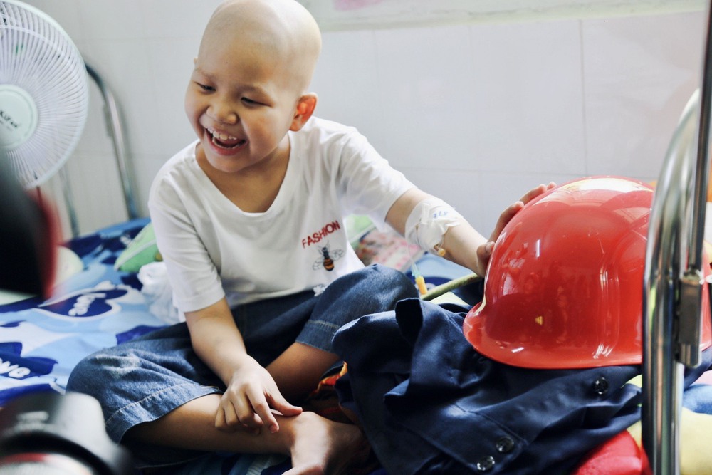 Cảnh sát chữa cháy thực hiện ước mơ cho em bé 7 tuổi mắc ung thư máu - Ảnh 1.