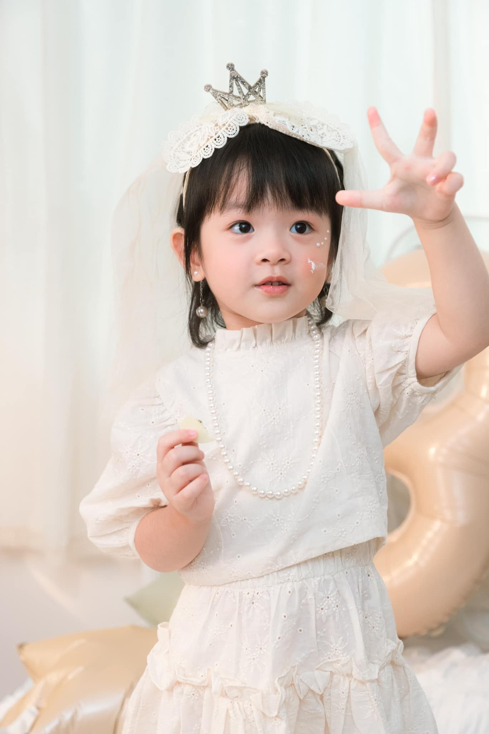 Con gái Trương Mỹ Nhân - Phí Ngọc Hưng được khen như tiểu công chúa, mới 3 tuổi đã bộc lộ tính cách đáng khen - Ảnh 1.