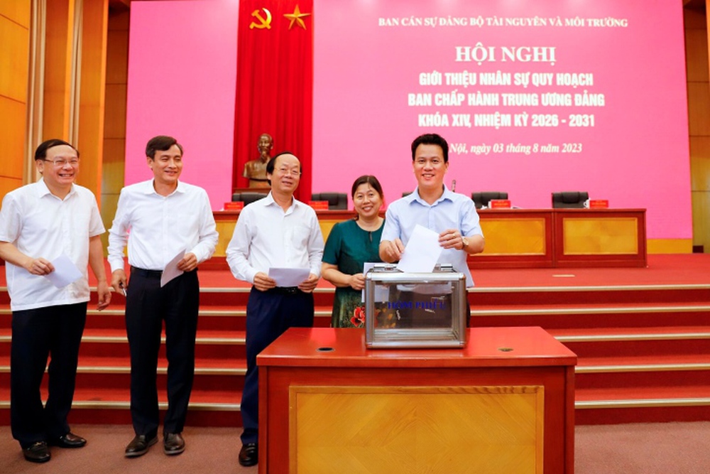 Bộ Tài nguyên và Môi trường giới thiệu 2 nhân sự quy hoạch Ban chấp hành Trung ương - Ảnh 1. Bộ Tài nguyên và Môi trường giới thiệu 2 nhân sự quy hoạch Ban chấp hành Trung ương - Ảnh 1.