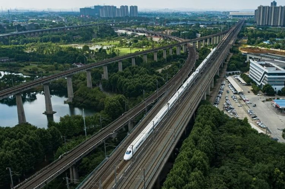 Tham vọng khủng của Trung Quốc: Nối liền mọi thành phố bằng đường sắt cao tốc trên cao, robot tự làm mọi thứ từ sơn đến đổ bê tông - Ảnh 1.