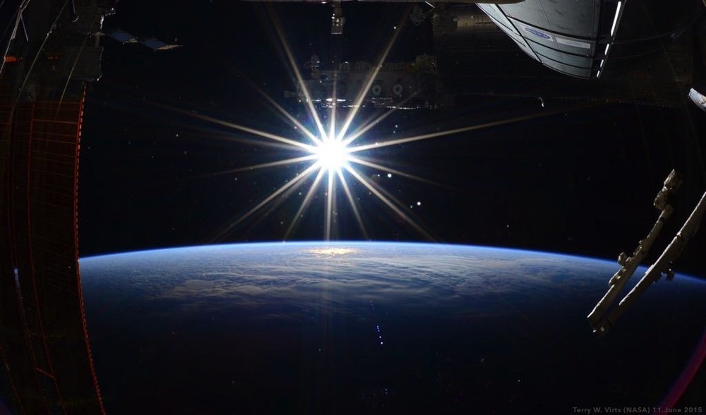 Các phi hành gia trên trạm vũ trụ có thể chứng kiến ​​Mặt Trời mọc và lặn bao nhiêu lần mỗi ngày? - Ảnh 1.