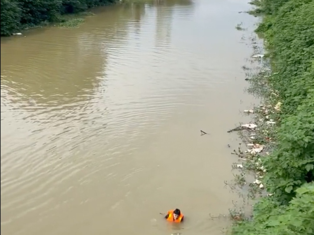 Tìm kiếm nữ công nhân rơi xuống sông mất tích ở Hà Nội - Ảnh 1.