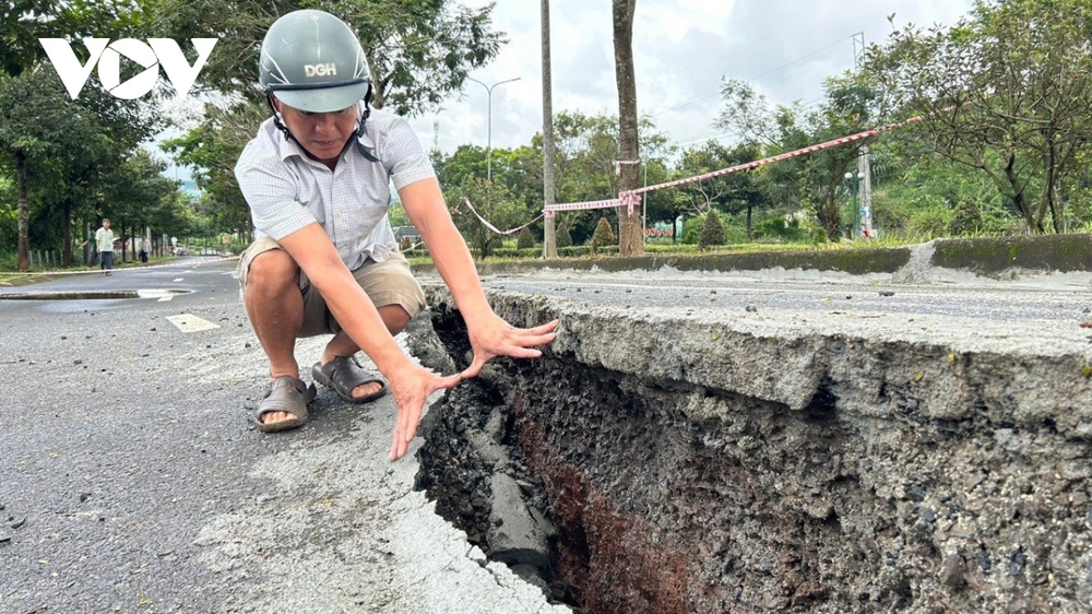 Đường Hồ Chí Minh sụt 3m, Đắk Nông tiếp tục di dời gần trăm hộ dân - Ảnh 2.