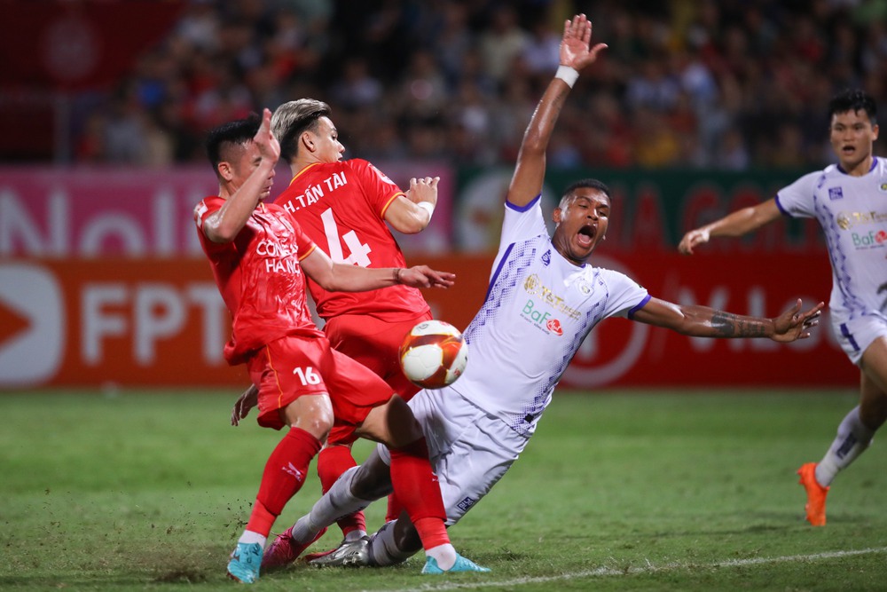 Mất ngôi đầu V.League vào tay CLB CAHN, HLV Hà Nội FC đặt dấu hỏi về trọng tài - Ảnh 2.