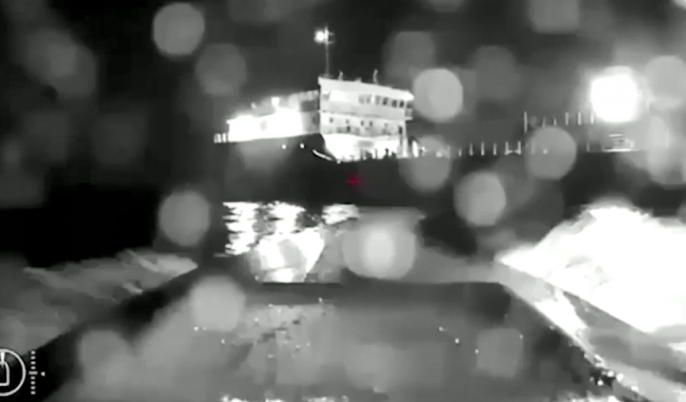 Khoảnh khắc USV Ukraine lao thẳng vào mạn tàu Nga ở Crimea - Ảnh 2.