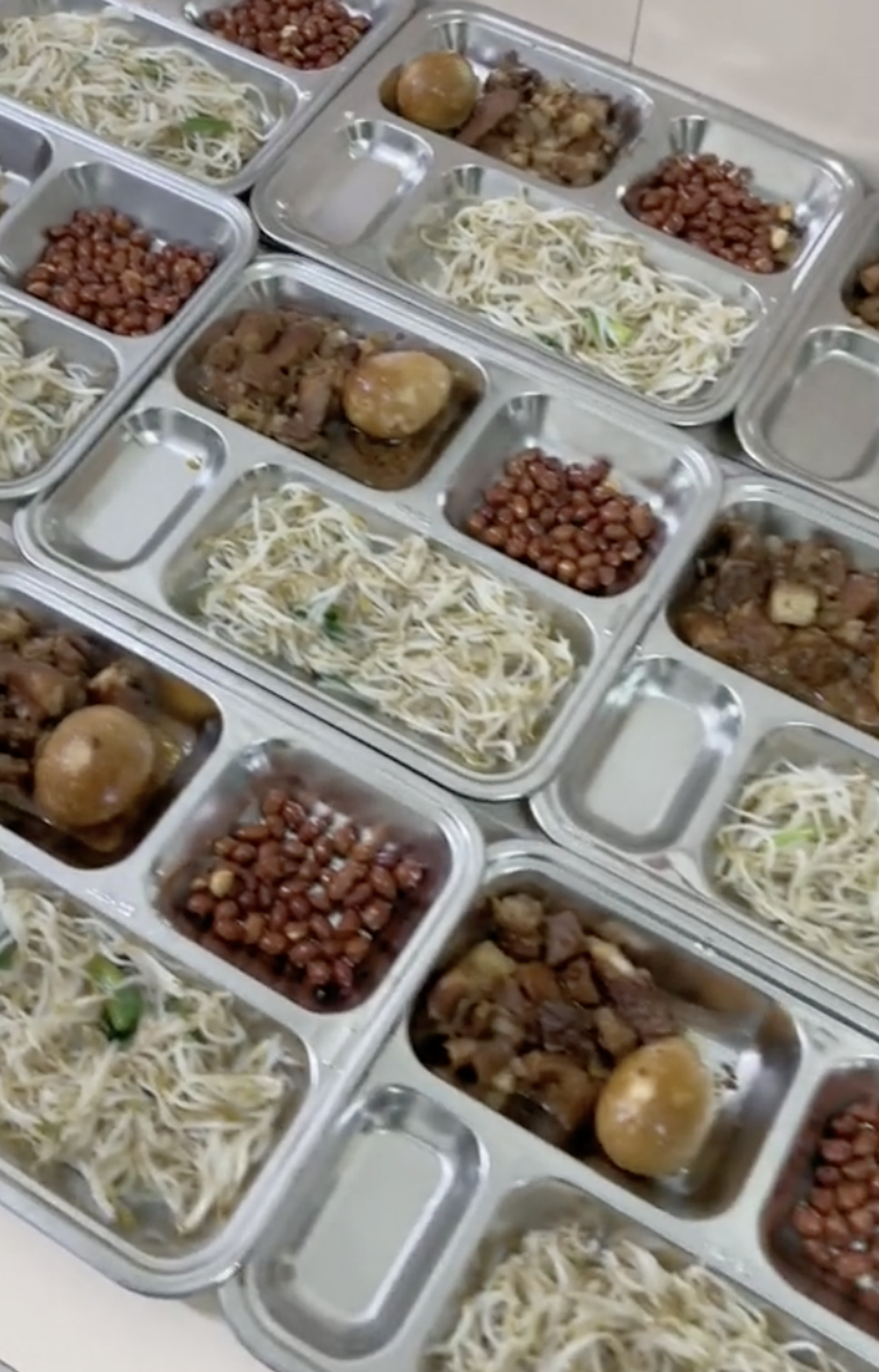 Loạt “mâm cơm” 26.000 đồng của “anh nuôi” gây bão