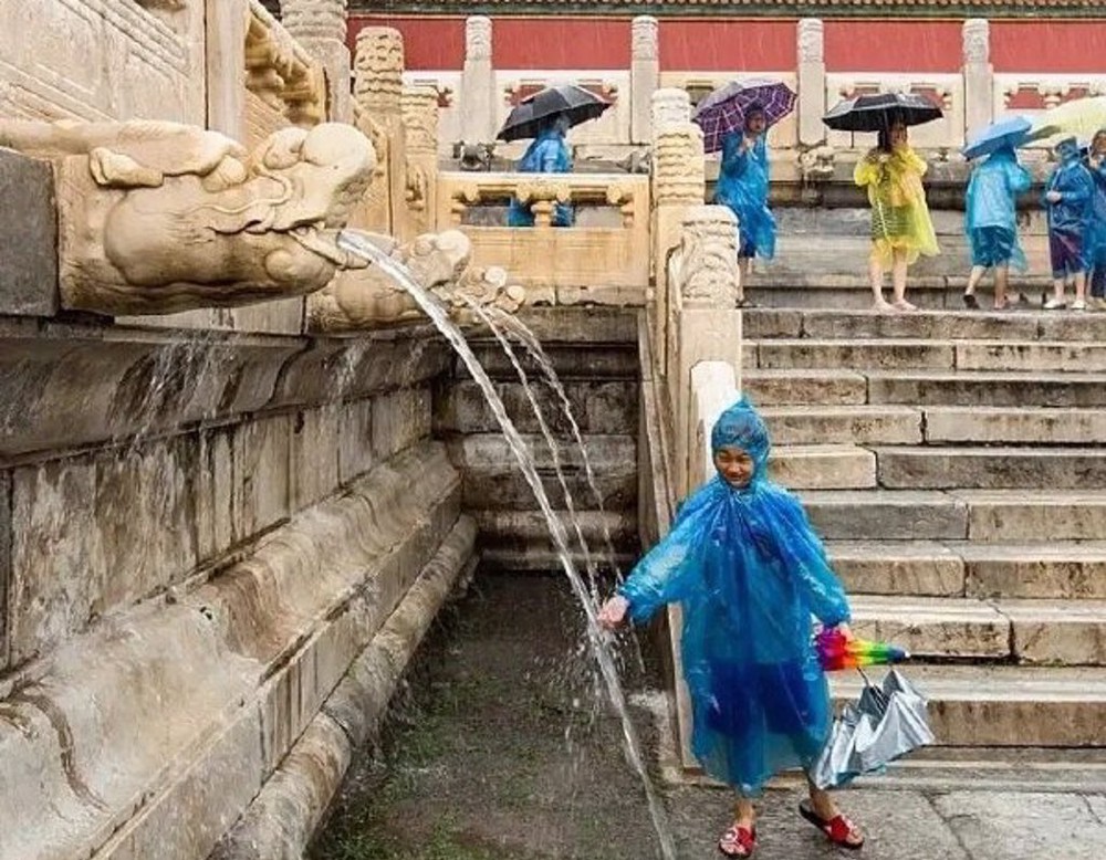 Mưa bão hoành hành khiến Cố cung Bắc Kinh xuất hiện cảnh tượng hiếm hoi: Tử Cấm Thành chưa từng ngập nước suốt 600 năm? - Ảnh 18.