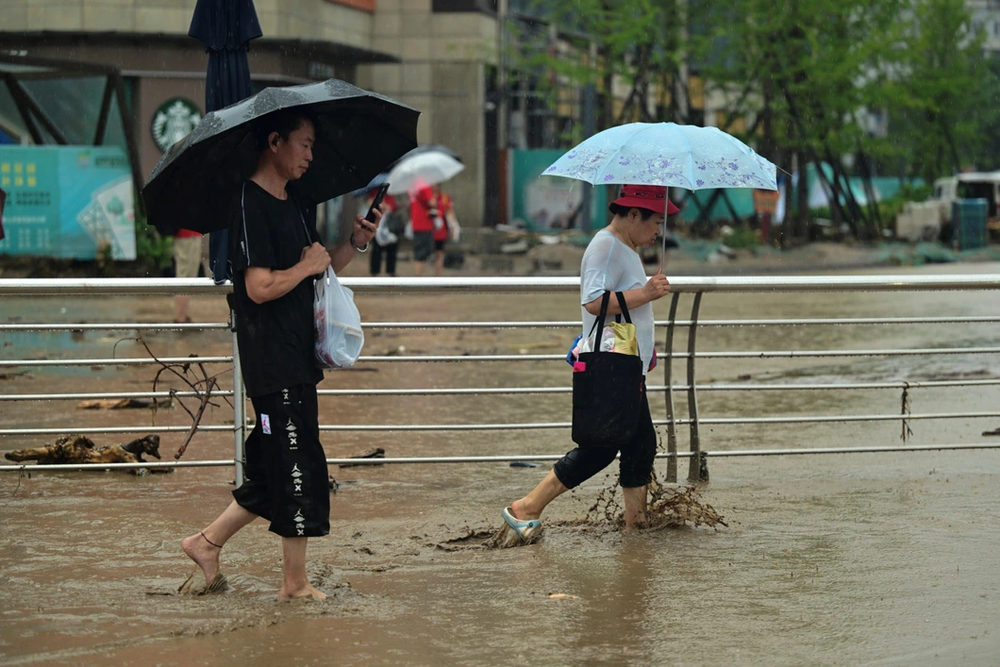 Mưa bão hoành hành khiến Cố cung Bắc Kinh xuất hiện cảnh tượng hiếm hoi: Tử Cấm Thành chưa từng ngập nước suốt 600 năm? - Ảnh 5.